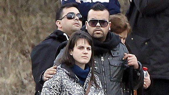 La viuda y dos hermanos del aguileño Fernando Martínez Rubio, ayer, en el homenaje a las víctimas del accidente en Francia.