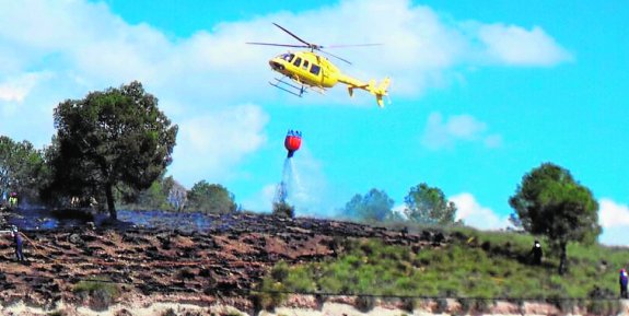 El helicóptero con base en La Pila, sofocando las llamas. :: 112
