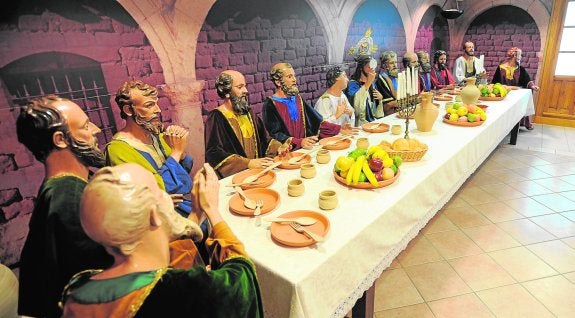 El grupo de la Santa Cena, con algunas de las imágenes de Salzillo padre, en el museo del Paso Morado. :: paco alonso / agm
