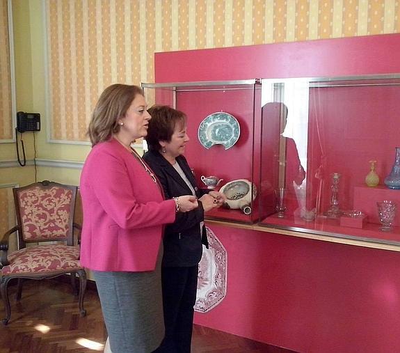 María Comas y Rosario Montero observan piezas de la exposición.