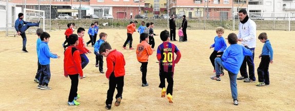 Entrenamiento del Tiñosa FC Fruyper en el campo de tierra de San José de la Vega, el pasado miércoles. 