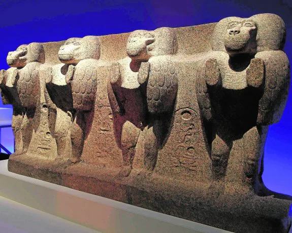 Babuinos de Luxor, seis toneladas de granito rosa de Asuán.
