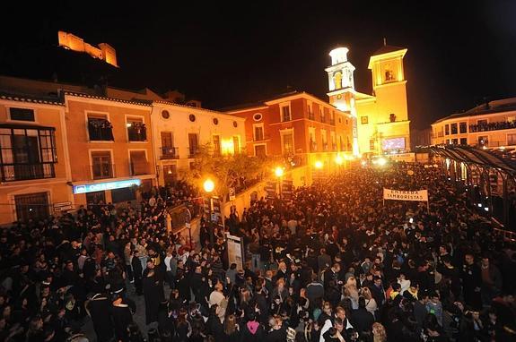 La plaza del Ayuntamiento, anoche, repleta de tamboristas ataviados con la típica túnica negra. 