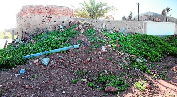 Tierra y escombros, apilados junto a un muro del monasterio.