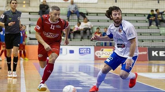 Miguelín, de ElPozo Murcia, con el balón ante por Nano, de D-Link Zaragoza. 