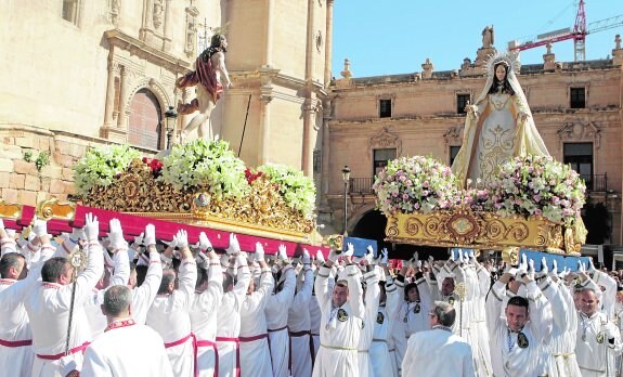 Encuentro de los tronos de Jesús Resucitado y la Santísima Virgen de la Encarnación en la plaza de España, ayer por la mañana. 