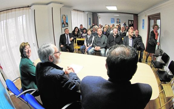 Barreiro, Celdrán y Nicolás Ángel Bernal (de espaldas) con el resto de asistentes a la reunión. 