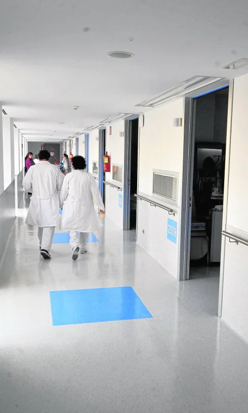 Dos enfermeros, por el pasillo de la Unidad 25 del Hospital Santa Lucía. :: Antonio gil / agm