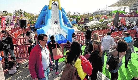 Hinchables con forma de dinosaurios de 'Jurassic Park' y tobogán de 12 metros de rampa. 