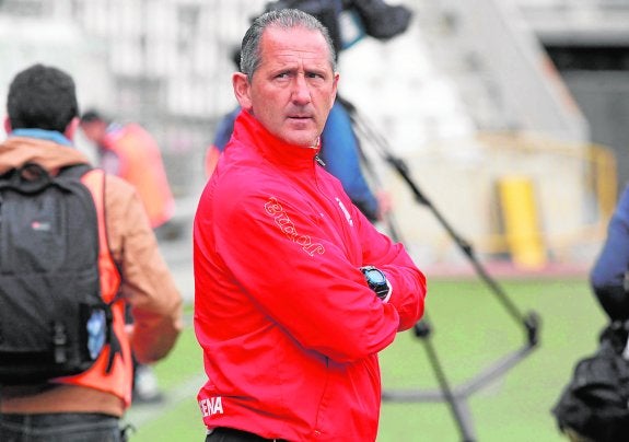 Manolo Palomeque, técnico del Cartagena, ayer en el Nuevo Arcángel. 