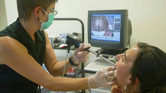 Una paciente se somete a una revisión de las cuerdas vocales.