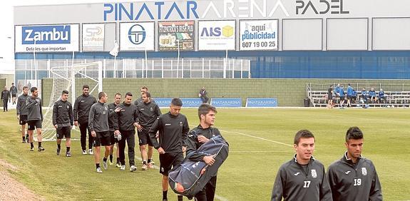 El equipo cartagenerista, ayer en su regreso a Pinatar Arena. 
