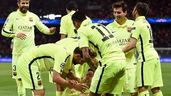 Jugadores de Barcelona FC celebran el 1-0 contra París Saint-Germain