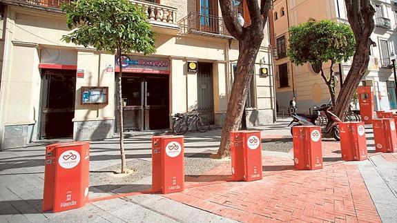 La bancada de la plaza de Santa Catalina, ayer, sin bicicletas. 