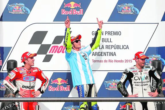 Valentino Rossi con la camiseta de Maradona en el podio, junto a Andrea Dovizioso (izquierda) y Cal Crutchlow. 