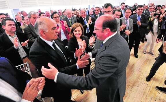 Sánchez saluda a Garre en presencia de Sáenz de Santamaría y José Ballesta, y rodeados por los asistentes al acto del PP.