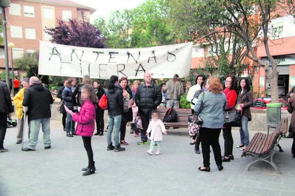 Vecinos del barrio García Lorca, durante una concentración contra las antenas en la zona.  