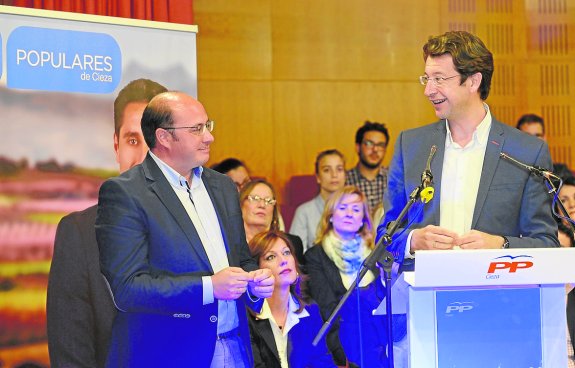 Sánchez y Juan C. Ruiz se lanzaron anoche elogios presentando la candidatura de Juanma Molina en Cieza.
