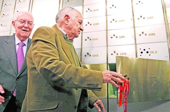 Goytisolo depositó ayer en la Caja de las Letras del Instituto Cervantes de Madrid un legado que se abrirá en 2031. 