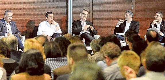 Rafael González Tovar, José Antonio Pujante, César Nebot, Óscar Urralburu y Miguel Sánchez, la semana pasada en el debate organizado por Ucomur.