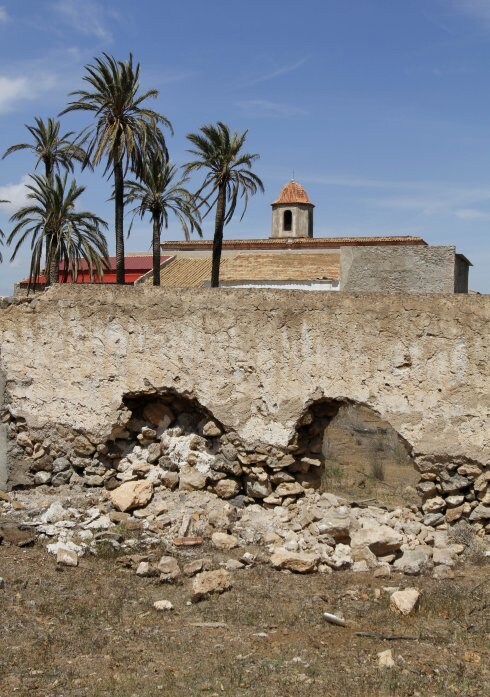 Desprendimientos en un muro del monasterio. 