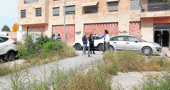 Los vecinos han tenido que construir este camino de asfalto para cruzar a pie hasta La Flota sin meterse entre los matorrales. 