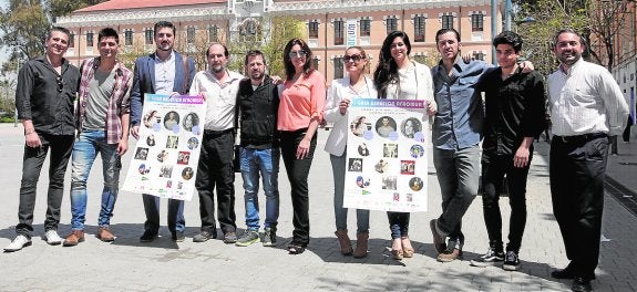 Pepa Aniorte, en el centro, con Óscar Cervantes y Eva Abril, con los carteles, y los organizadores, ayer. 