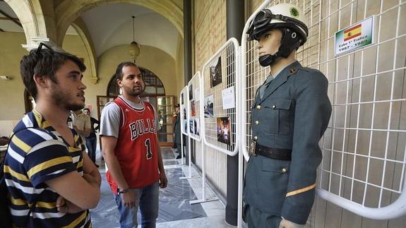 Unos estudiantes, en la muestra de la Guardia Civil en la UMU. 