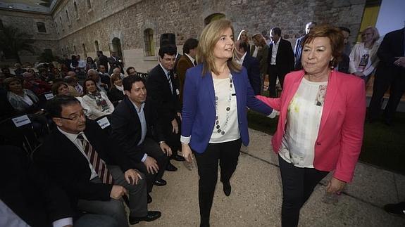 Fátima Báñez y Pilar Barreiro, este viernes, en la presentación de la candidatura a la alcaldía de Cartagena. 