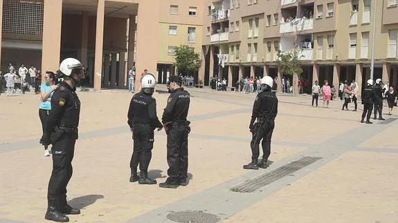 Agentes durante la redada de este viernes en el barrio de Las Seiscientas.