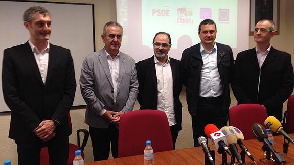 Óscar Urralburu, Rafael González Tovar, Patricio Hernández, José Antonio Pujante y César Nebot. en la firma del pacto, esta mañana. 