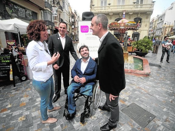 Irene Lozano, Juan Daniel Mateo, Pedro Antonio García y César Nebot, en la plaza del Icue. 