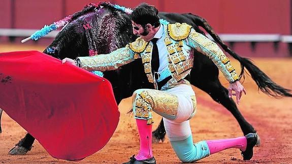 Juan José Padilla, ayer, con la taleguilla remendada tras el enganchón. 