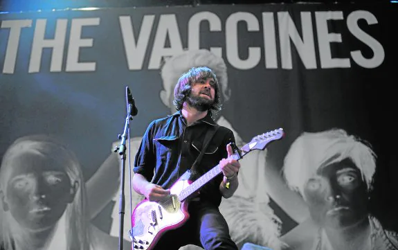 Justin Young, durante un concierto con su banda The Vaccines.