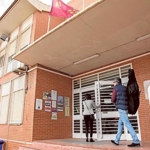 Dos personas entran al Conservatorio de Música, en la calle Jorge Juan. 