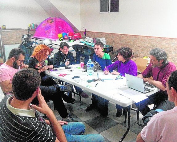 Reunión de coordinación de programa del actual TUP, con Pedro José Romero, su candidato, sentado a la derecha. 