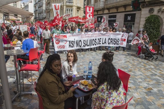 La cabeza de la marcha, frente a la terraza de un bar de la Puerta de Murcia. 