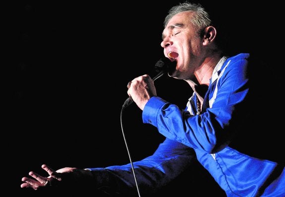 Morrissey concentrado en la interpretación durante el concierto de la primera jornada del SOS 4.8. 