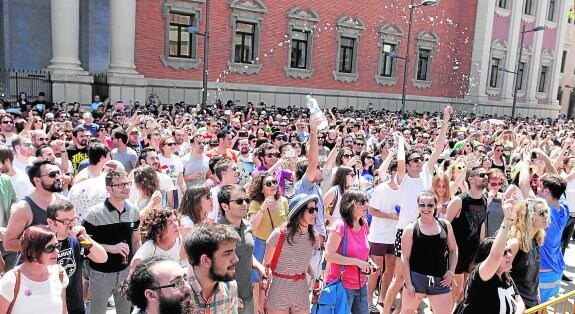 El público del festival y los vecinos de Murcia se unen en los Aperitivos SOS de la plaza de la Universidad.