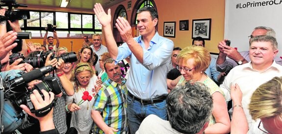 El líder socialista responde a la ovación de los asistentes a la comida-mitin celebrada ayer en el restaurante del santuario de la Virgen de la Esperanza, en Calasparra. 