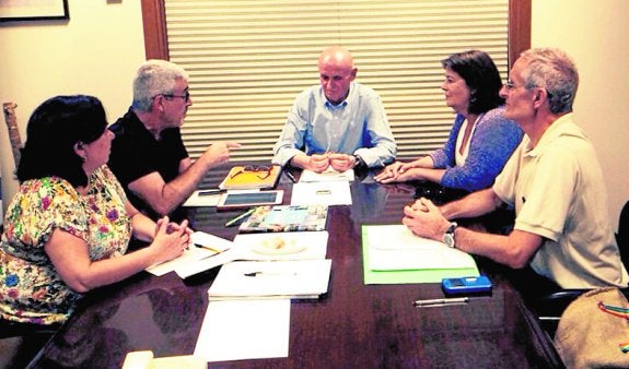 Domingo Coronado (PP), con Maribel Cárceles, Pencho Madrid, María Teresa Martín y Javier Salazar, de la 'marea blanca'.