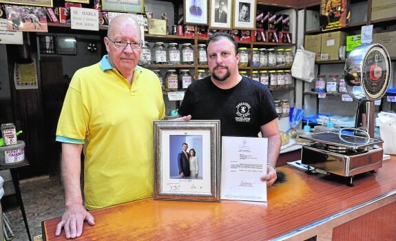 Juan y Eduardo Solano, con el retrato firmado por los reyes y la carta de agradecimiento. :: nacho garcía