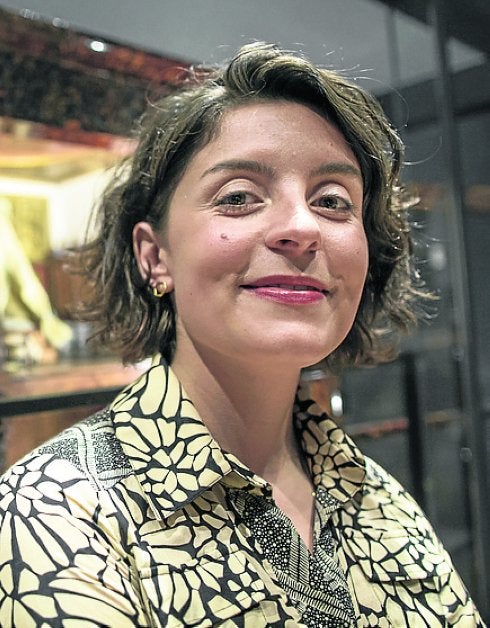 Jessie Burton. A la izquierda, estampa  de los canales en el corazón de Ámsterdam. 