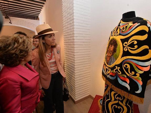 María José Ruiz Cervera explica detalles sobre la 'Capeta del Negro' a la Infanta Elena. 