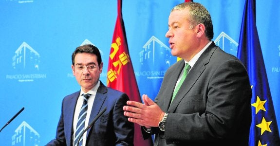 El portavoz regional, José Gabriel Ruiz, ayer, atendiendo a la explicación del consejero de Fomento, Francisco Bernabé. 