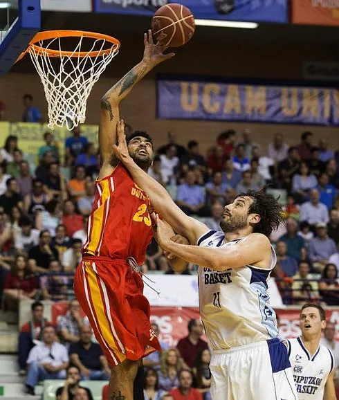 Duro correctivo del UCAM al Gipuzkoa Basket