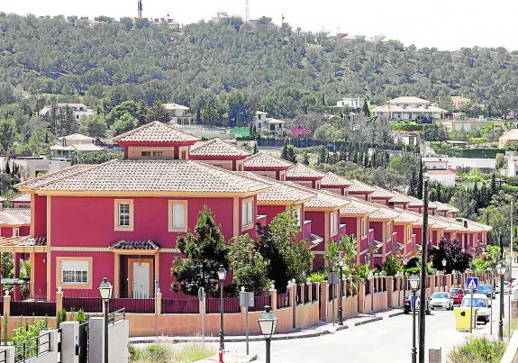 Adosados en la urbanización de La Alcayna, donde residen 4.331 vecinos. 