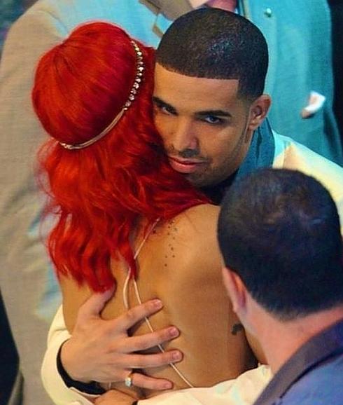 Rihanna abraza al rapero Drake