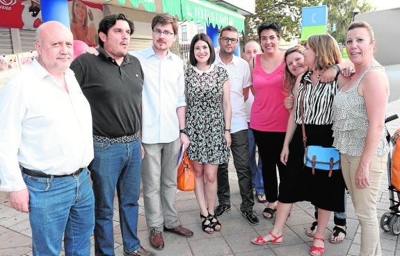 Mireia Ruiz rodeada en Archena del resto de miembros de la lista del PSOE.  