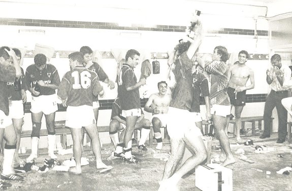Temporada 1992-93. Los jugadores del Murcia celebran el ascenso en el vestuario.